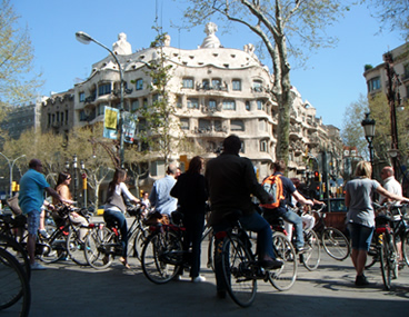 visita La Pedrera Gaudi en bici bcn