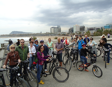 bicicletas Barcelona grupo con guia playas
