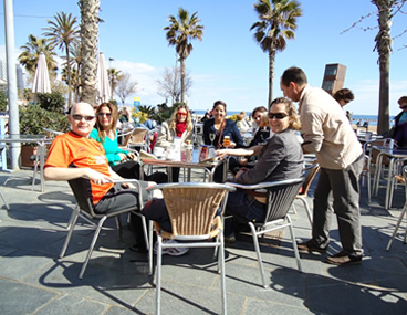 Barcelona fietstour drankje bij het strand