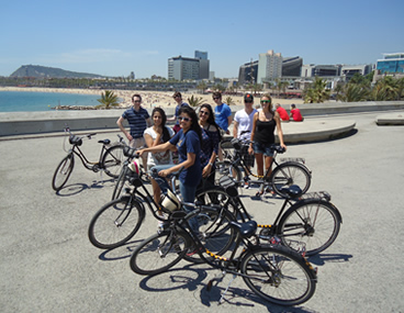 Fiets tour door strand van Barceloneta